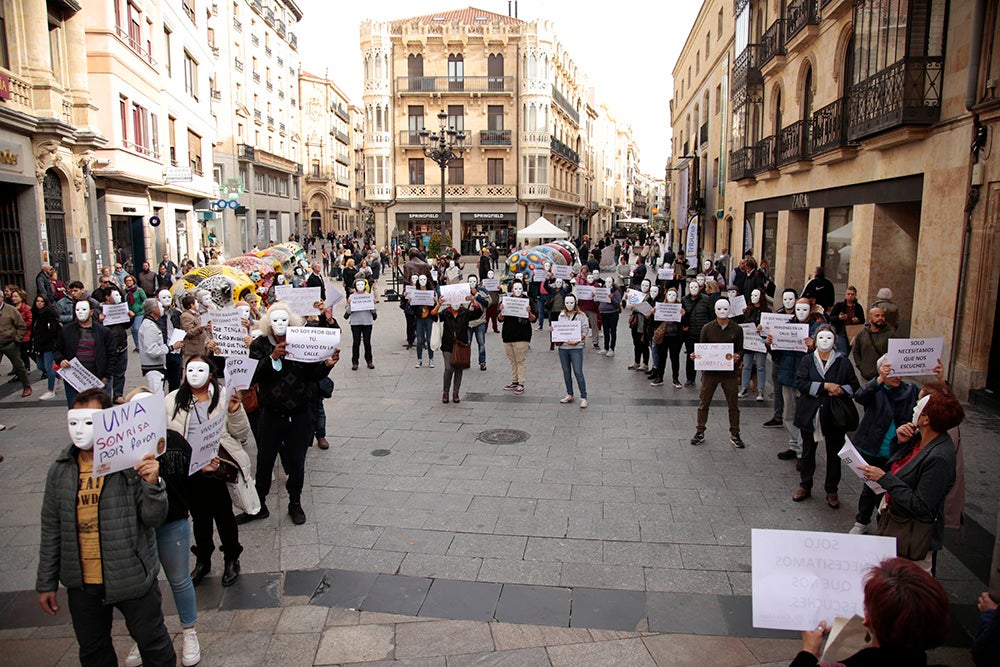 Flashmob de Cáritas en la Plaza del Liceo por las personas sin hogar