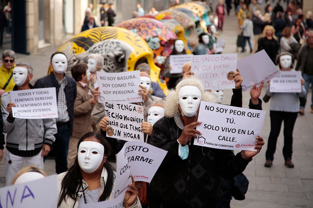 Flashmob de Cáritas en la Plaza del Liceo por las personas sin hogar