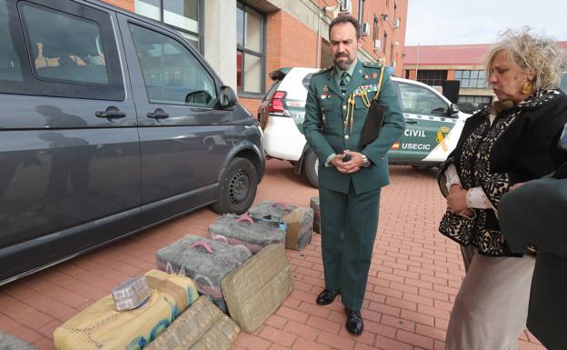 Imagen principal - Sorprendida una mujer con 330 kilogramos de hachís ocultos en una furgoneta en Salamanca