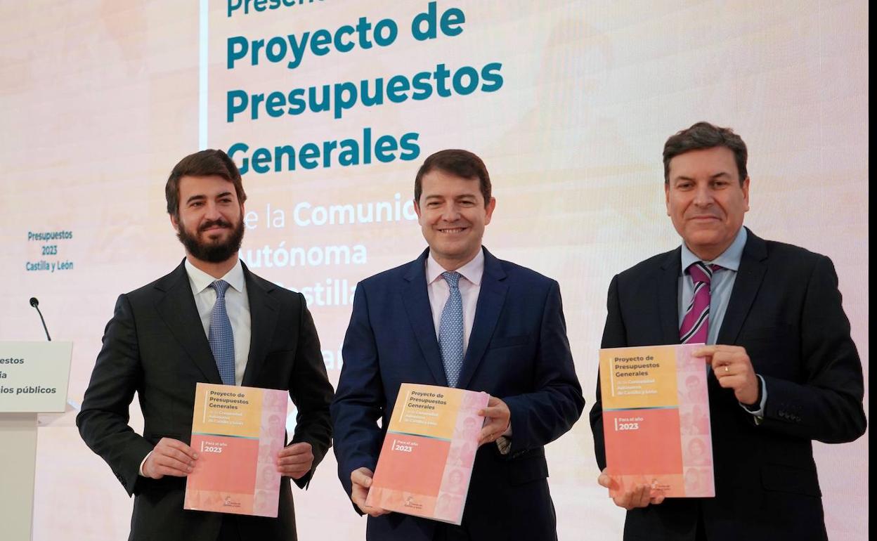 Alfonso Fernández Mañueco, Juan García-Gallardo y Carlos Fernández Carriedo presentan el proyecto de ley de Presupuestos Generales de la Comunidad para 2023