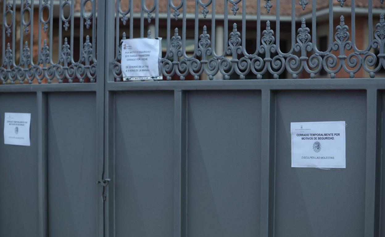 Puerta del parque, con el aviso de que esta cerrado.