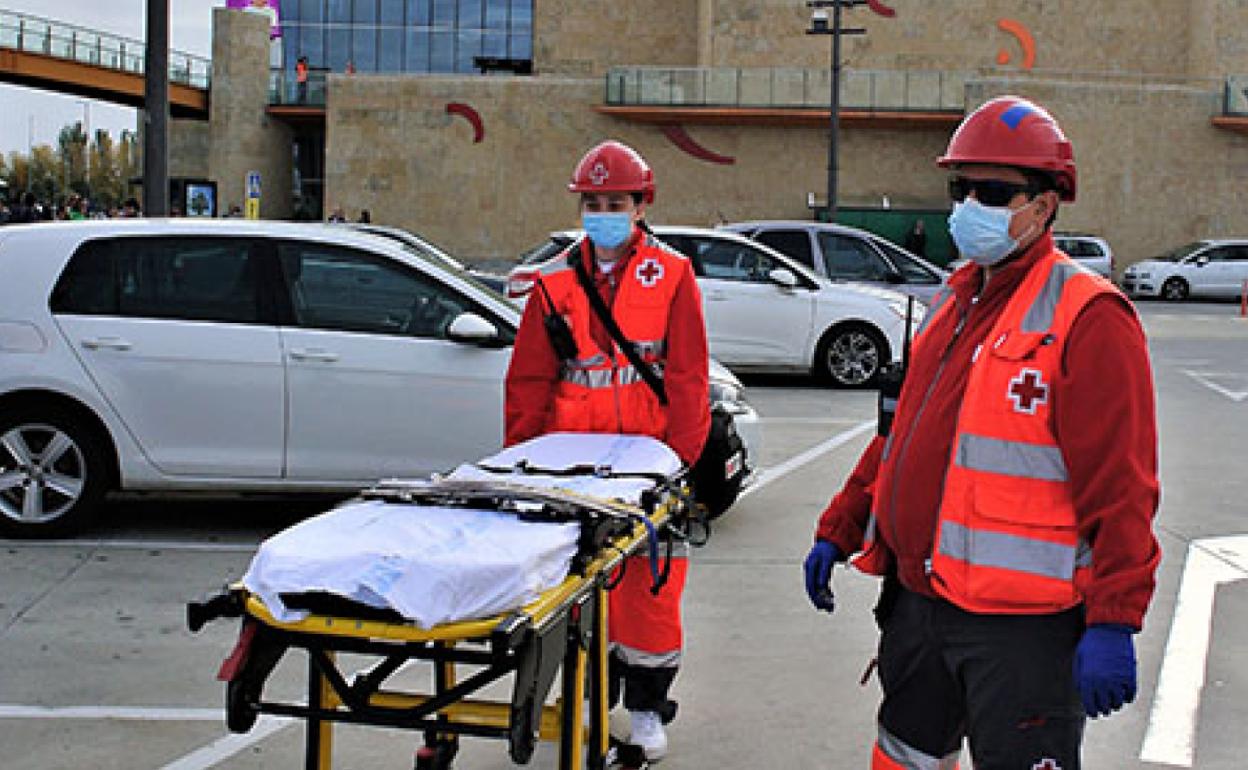 Dos sanitarios de Cruz Roja, durante el simulacro. 