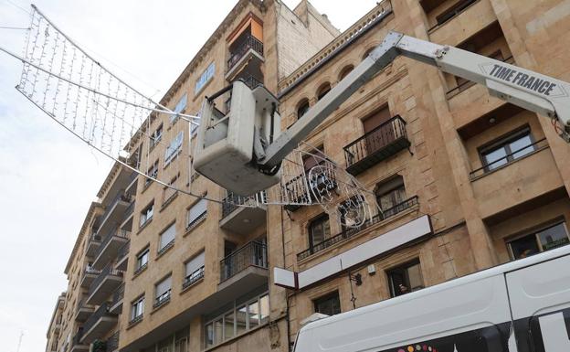 Imagen principal - Montaje e instalación de las luces de Navidad en Salamanca. 