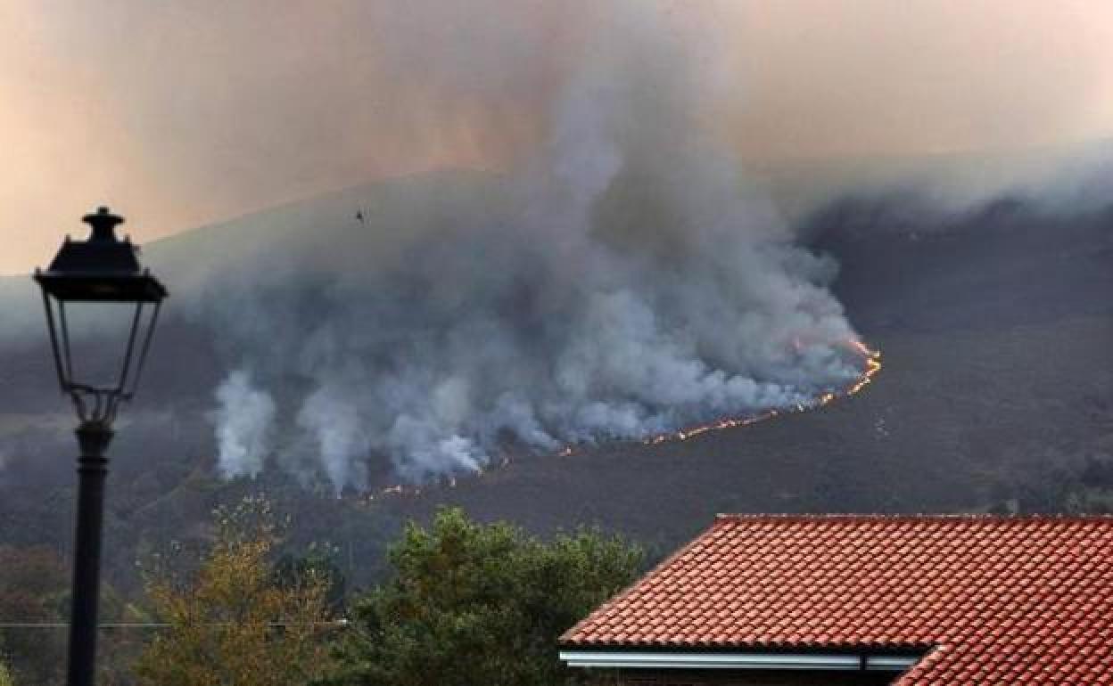 Imagen del incendio de Mazcuerras, esta mañana..