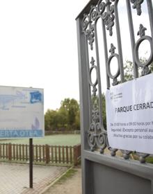 Imagen secundaria 2 - Una persona en el parque, una de las jaulas y el cartel de paruqe cerrado.