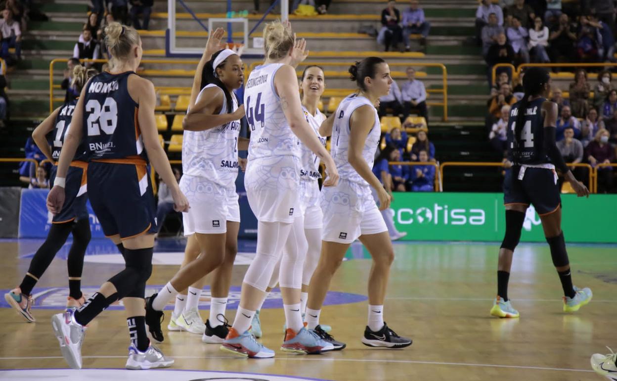 Las jugadoras del CB Avenida celebran la victoria ante el Mersin en la Euroliga. 