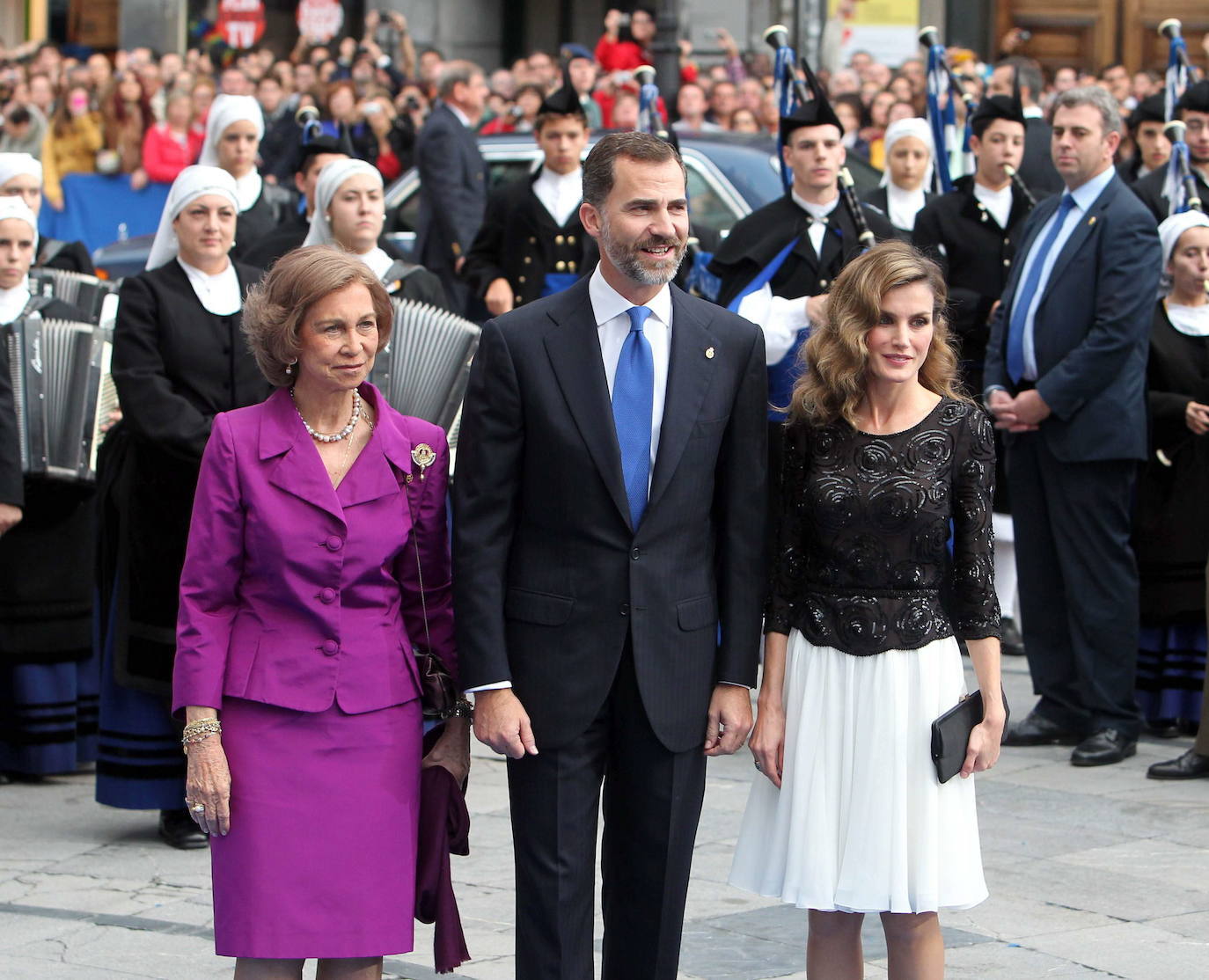 2012. Cambió los vestidos por un dos piezas con cuerpo de georgette de seda negro bordado y falda de gasa blanca de Felipe Varela que quedó en un segundo plano al atreverse con un peinado nuevo con ondas marcadas.