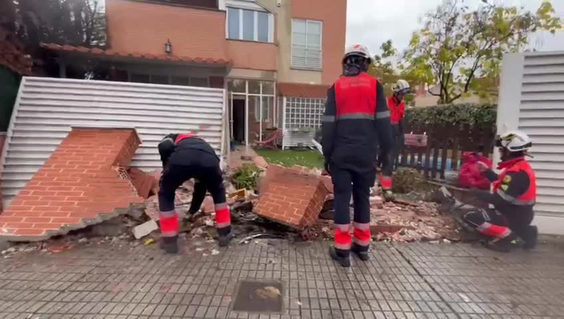 Un coche derriba la fachada de una vivienda