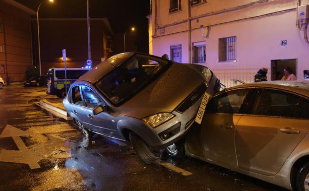 Un coche acaba empotrado encima de otro aparcado en la Avenida Juan de Austria