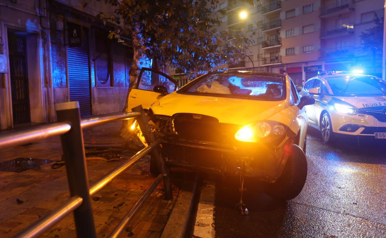 El coche siniestrado en la glorieta que une la avenida Portugal con el Paseo de la Estación. 