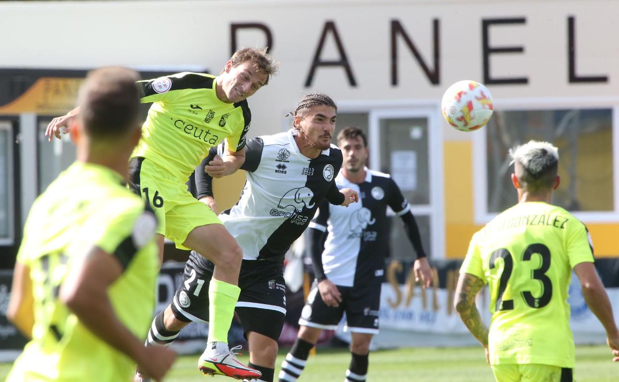 Pedraza, en una acción del partido ante el Ceuta 