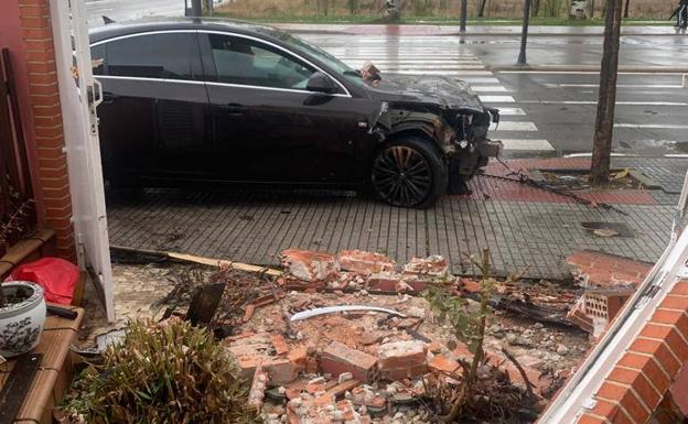 La familia del coche empotrado en un chalé: «Oí un golpe tremendo, abrí la puerta y me encontré esto»