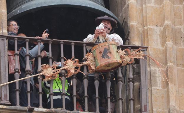 Imagen principal - El Mariquelo pide la paz para el mundo desde lo alto de la Catedral de Salamanca