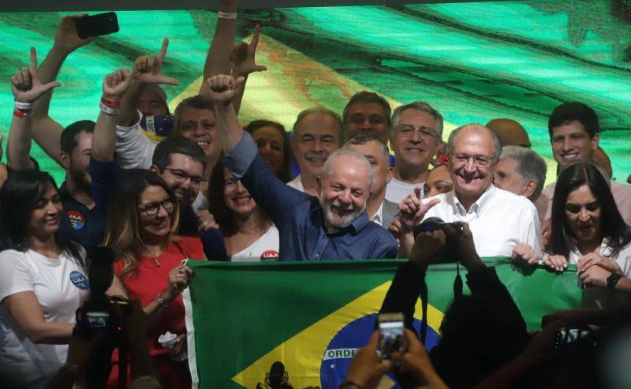 Lula comparece ante sus seguidores tras conocer su victoria.