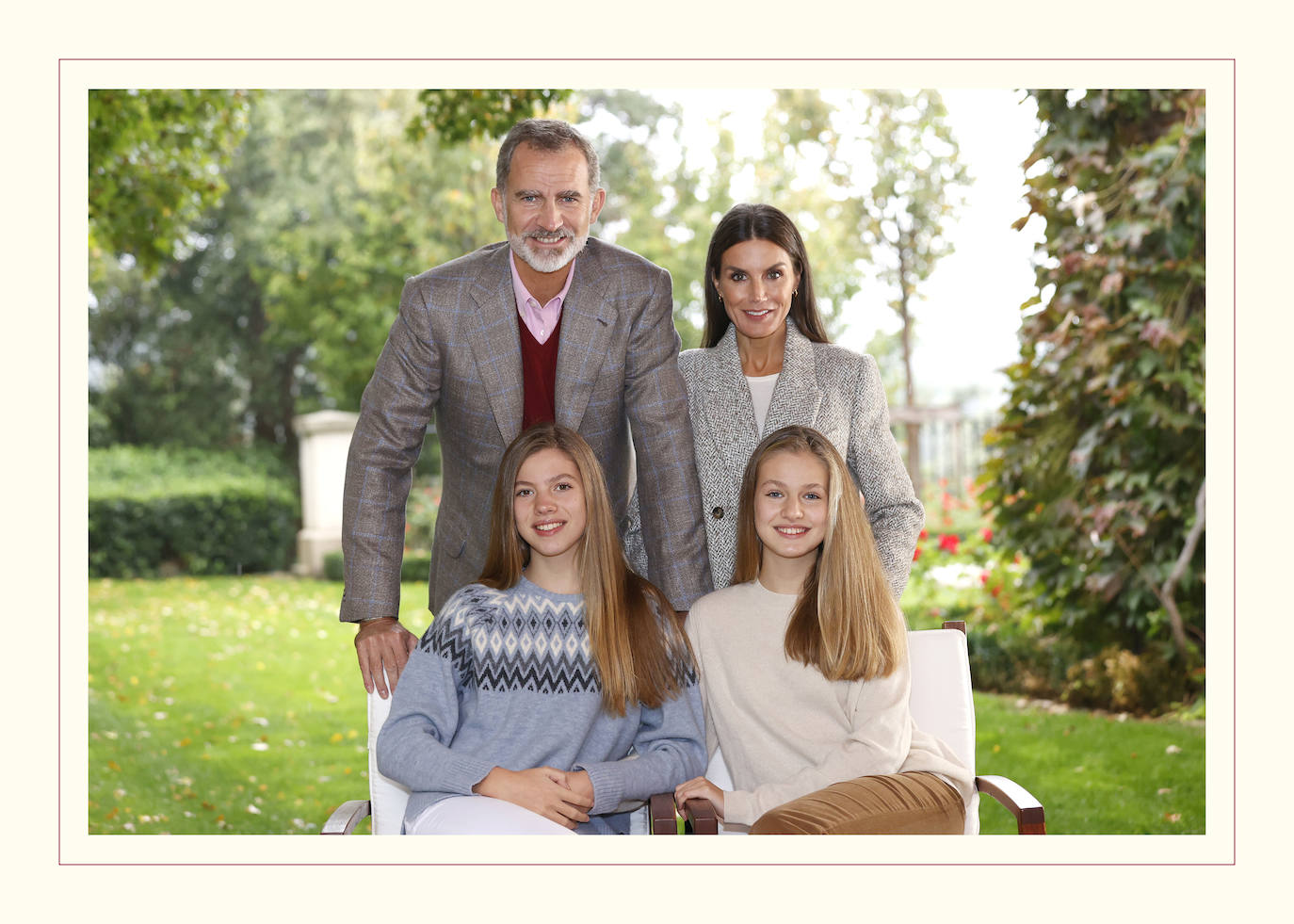 Los reyes Felipe y Letizia felicitan la Navidad del año 2021 junto a sus hijas, la princesa Leonor y la infanta Sofía.