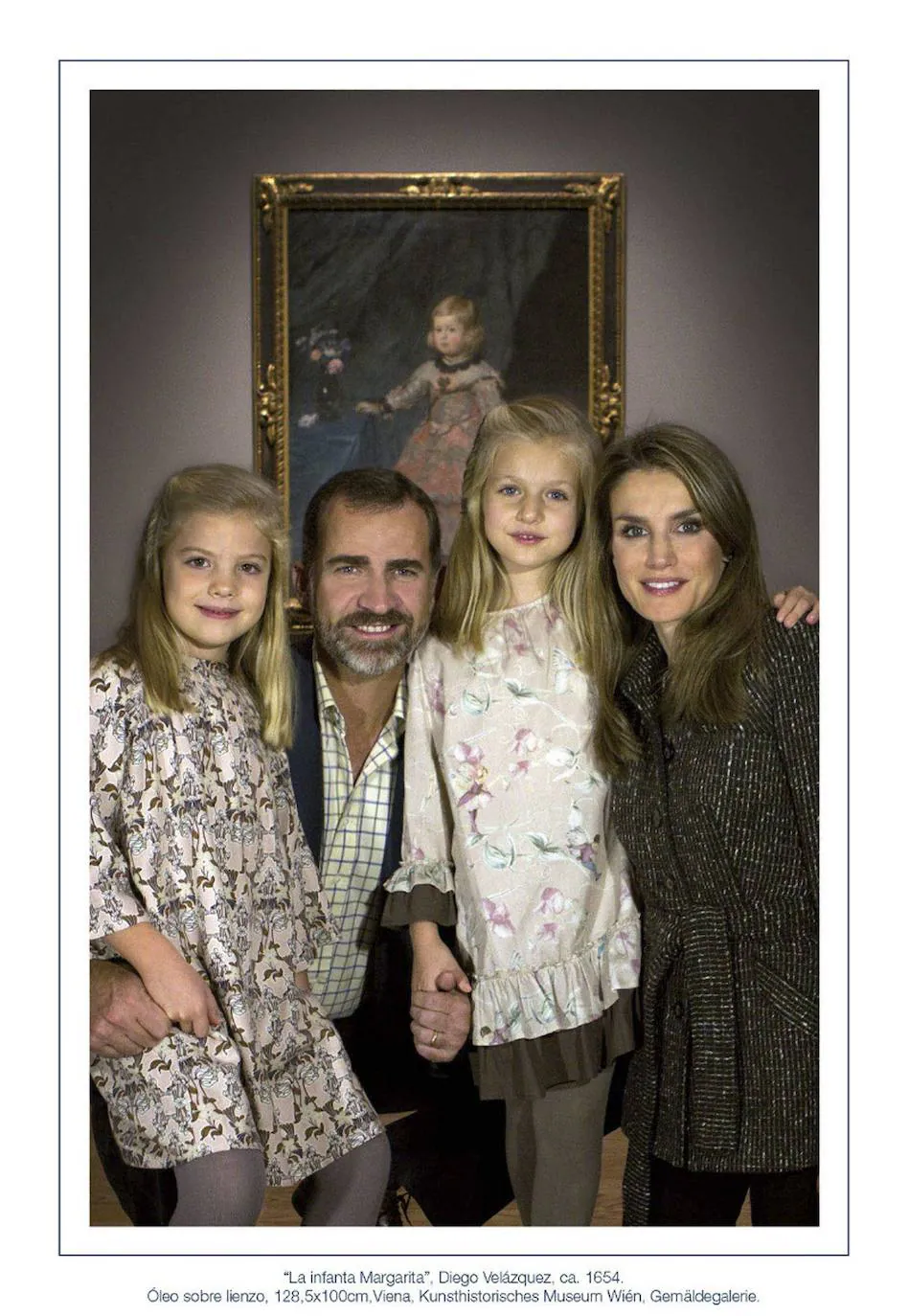 Felipe de Borbón, Letizia Ortiz, y sus hijas posan delante del cuadro 'La infanta Margarita', de Velázquez, escenario elegido para su postal de Navidad del 2013.