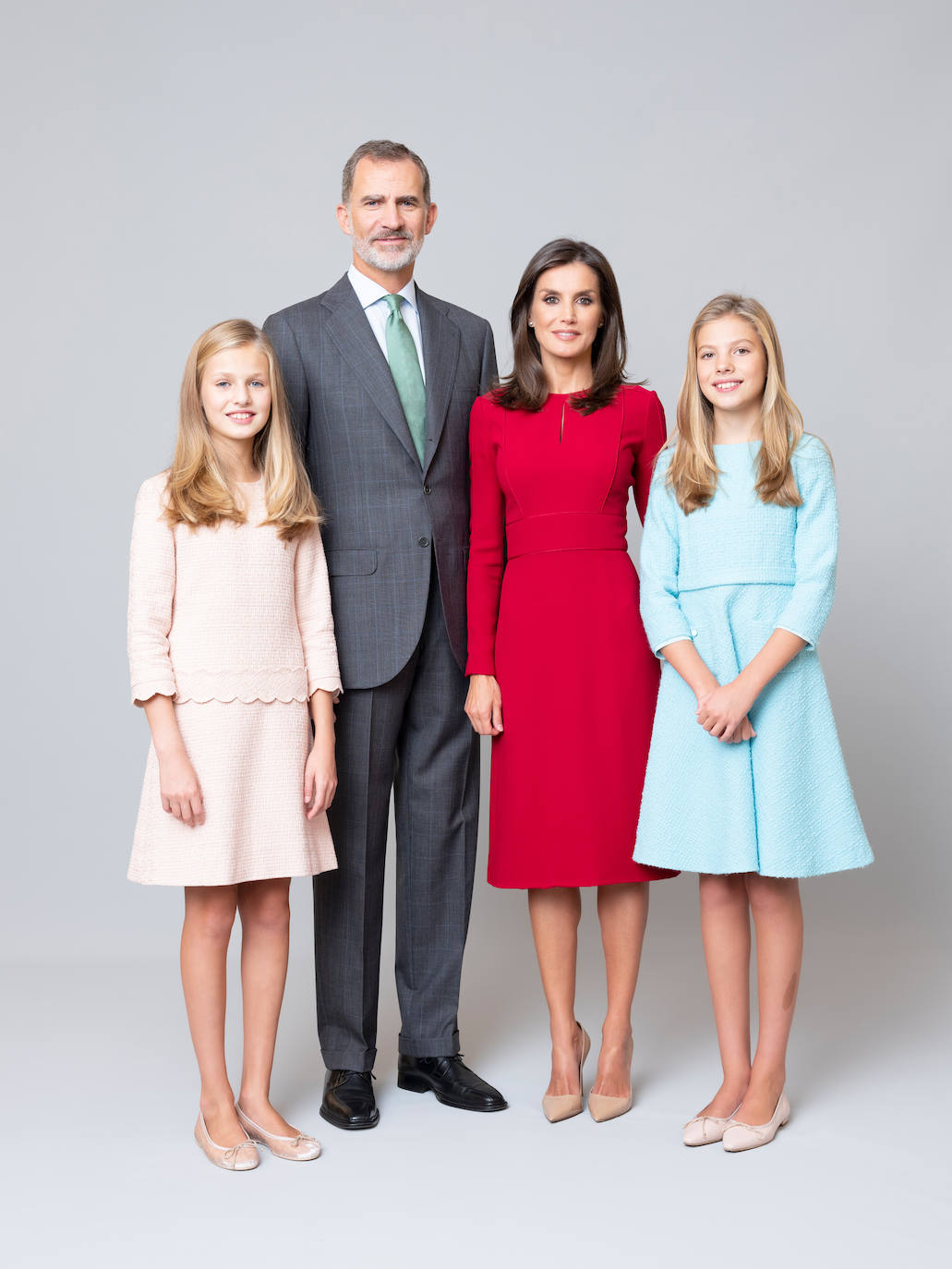 El rey Felipe VI, la reina Letizia, la princesa Leonor y la infanta Sofía posan en su nuevo retrato oficial, en febrero de 2020. 