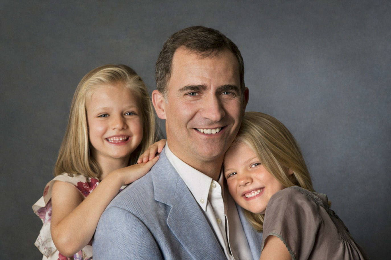 El príncipe Felipe posa con sus hijas en una imagen difundida a través de la web oficial de la Casa Real con motivo de la próxima proclamación del rey Felipe VI, en junio de 2014. 