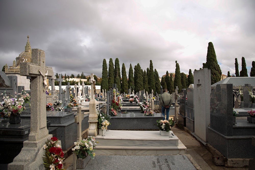 Numerosos personas, de forma individual o en familia, asisten en la mañana del 1 de noviembre al cementerio de Salamanca y a la veneración del Cristo de la Liberación