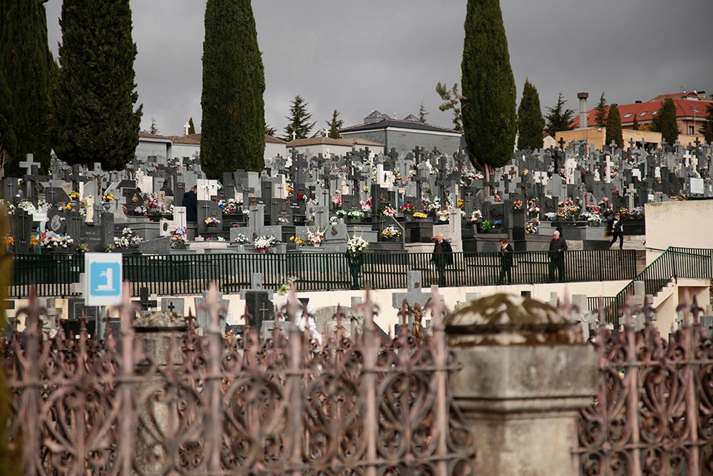 Numerosos personas, de forma individual o en familia, asisten en la mañana del 1 de noviembre al cementerio de Salamanca y a la veneración del Cristo de la Liberación