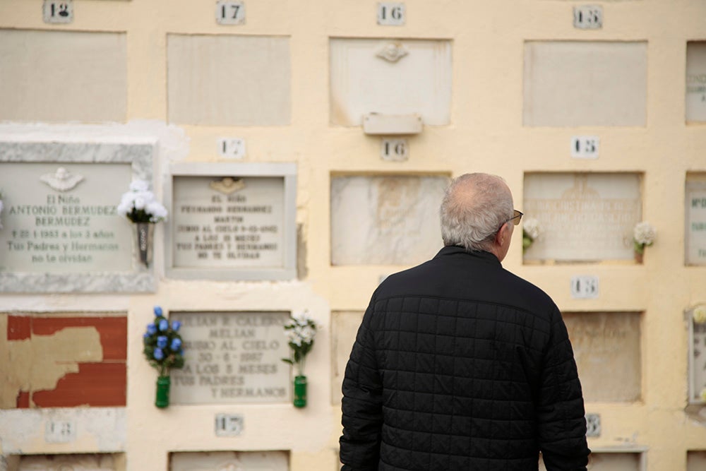 Numerosos personas, de forma individual o en familia, asisten en la mañana del 1 de noviembre al cementerio de Salamanca y a la veneración del Cristo de la Liberación