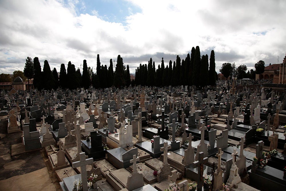 Numerosos personas, de forma individual o en familia, asisten en la mañana del 1 de noviembre al cementerio de Salamanca y a la veneración del Cristo de la Liberación