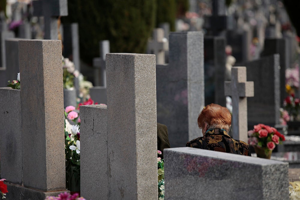 Numerosos personas, de forma individual o en familia, asisten en la mañana del 1 de noviembre al cementerio de Salamanca y a la veneración del Cristo de la Liberación