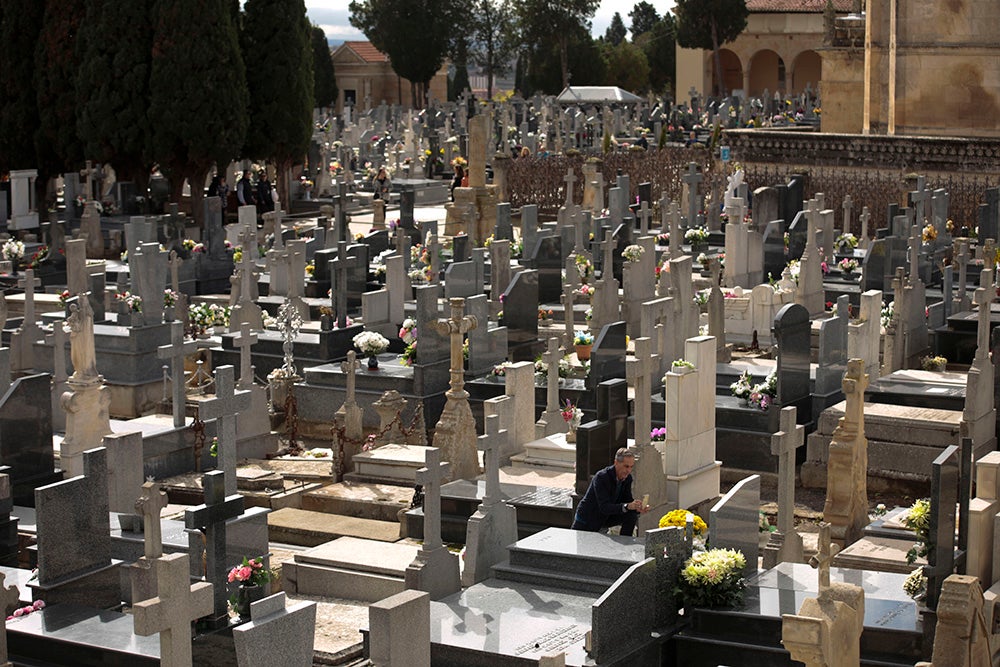 Numerosos personas, de forma individual o en familia, asisten en la mañana del 1 de noviembre al cementerio de Salamanca y a la veneración del Cristo de la Liberación