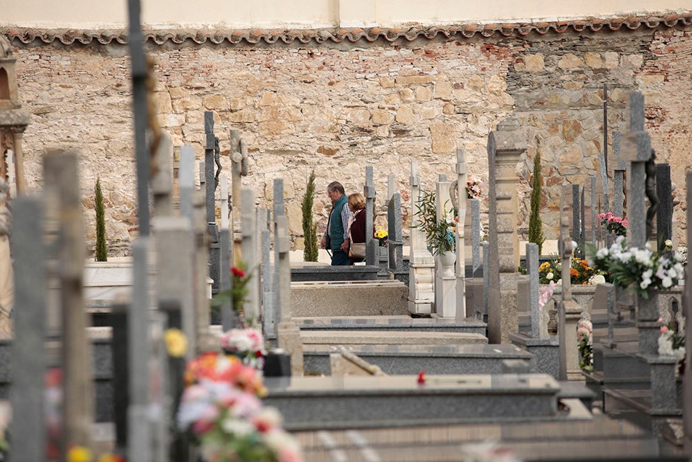 Numerosos personas, de forma individual o en familia, asisten en la mañana del 1 de noviembre al cementerio de Salamanca y a la veneración del Cristo de la Liberación