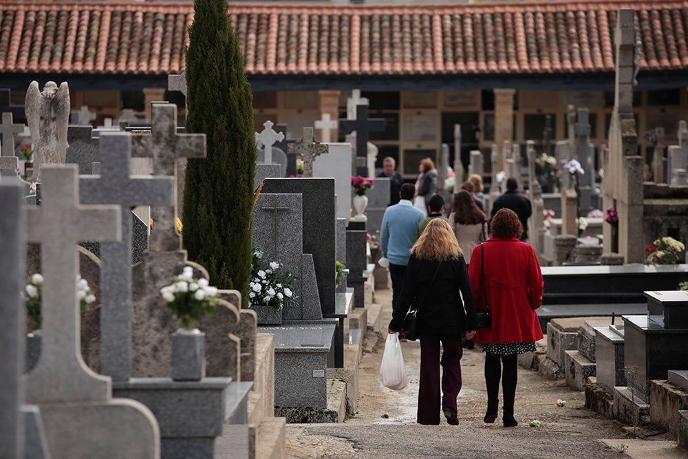 Numerosos personas, de forma individual o en familia, asisten en la mañana del 1 de noviembre al cementerio de Salamanca y a la veneración del Cristo de la Liberación