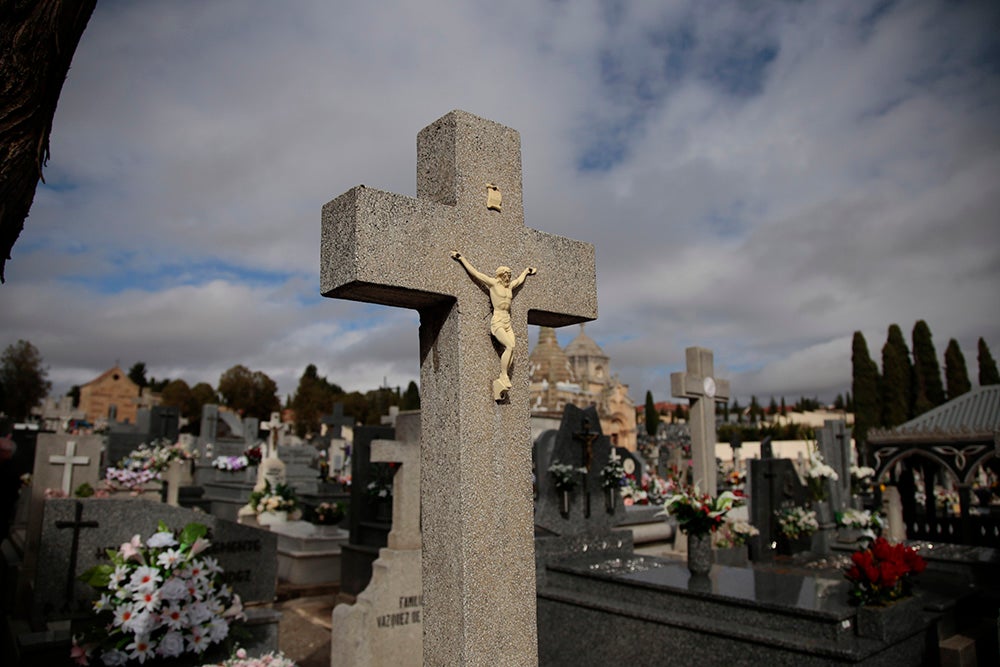 Numerosos personas, de forma individual o en familia, asisten en la mañana del 1 de noviembre al cementerio de Salamanca y a la veneración del Cristo de la Liberación