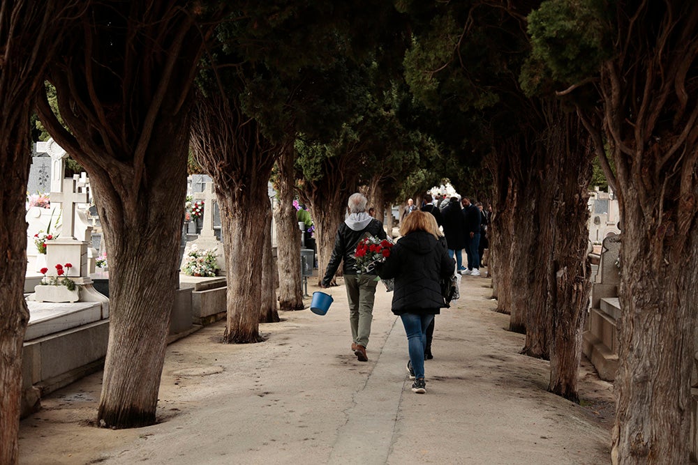 Numerosos personas, de forma individual o en familia, asisten en la mañana del 1 de noviembre al cementerio de Salamanca y a la veneración del Cristo de la Liberación