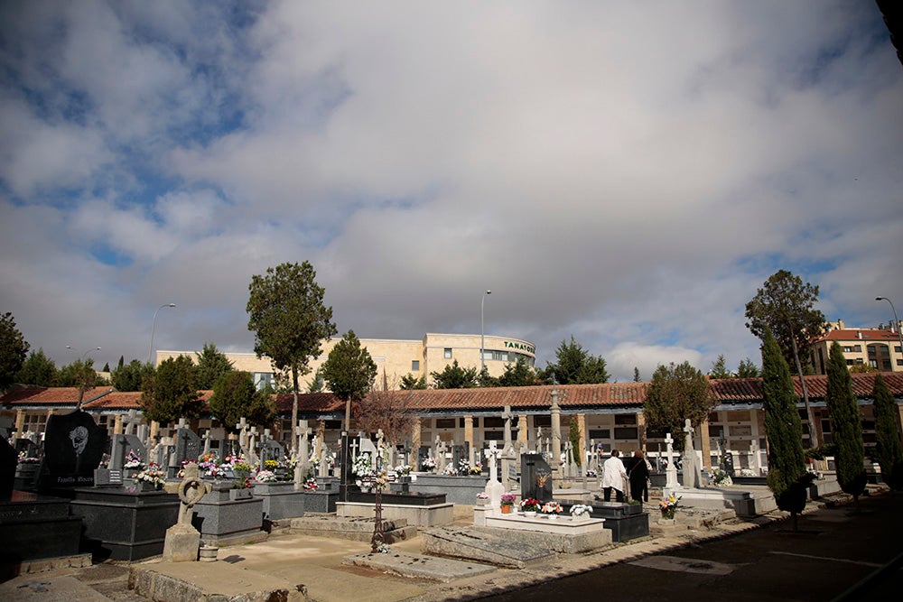 Numerosos personas, de forma individual o en familia, asisten en la mañana del 1 de noviembre al cementerio de Salamanca y a la veneración del Cristo de la Liberación