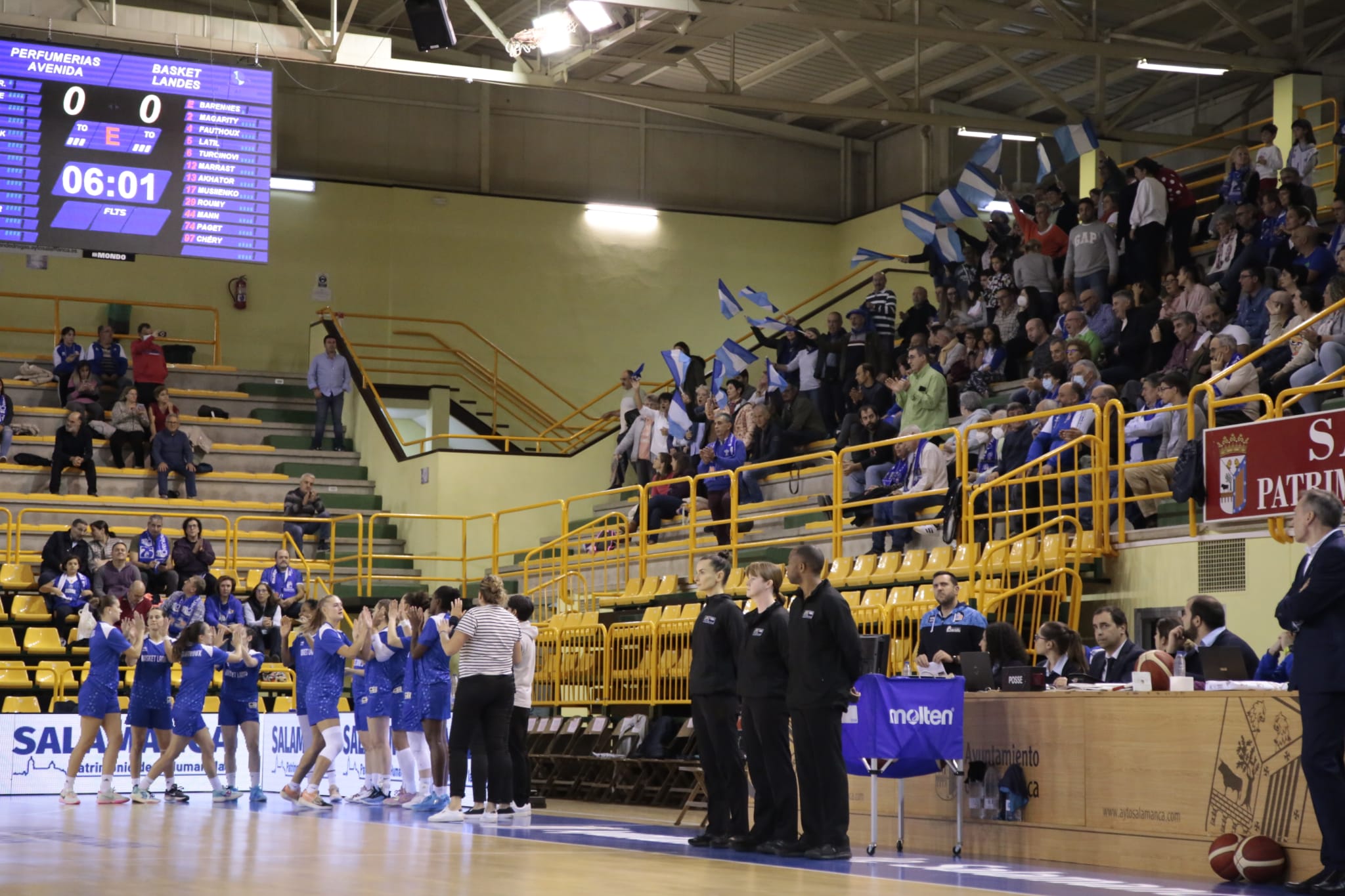 Fotos: Victoria para Perfumerías Avenida en un inicio inmaculado de la Euroliga
