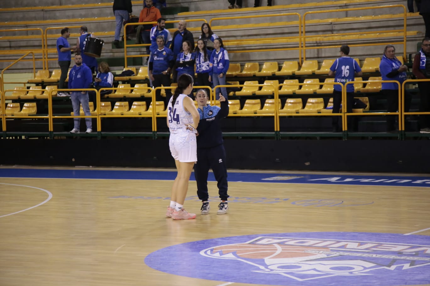 Fotos: Victoria para Perfumerías Avenida en un inicio inmaculado de la Euroliga