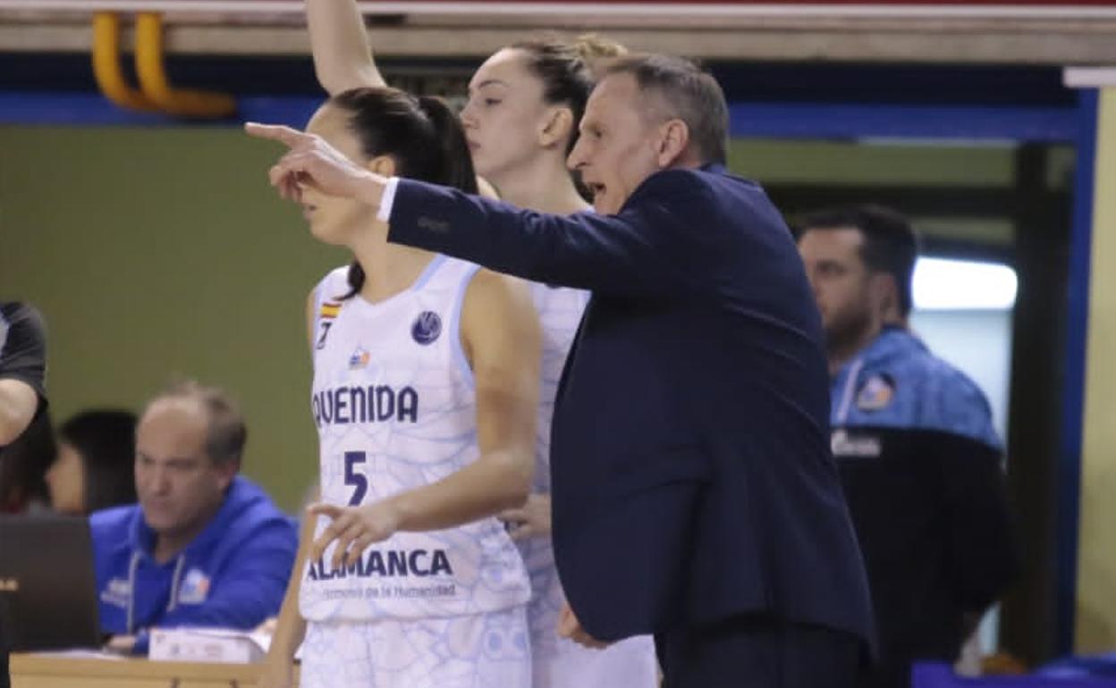 Roberto Íñiguez da instrucciones a varias jugadoras ante el Mersin. 