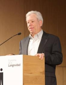 Imagen secundaria 2 - Inicio de la conferencia, con la presencia del rector de la Usal, intervención de la ministra Calviño y el conferenciante Richard Thaler. 