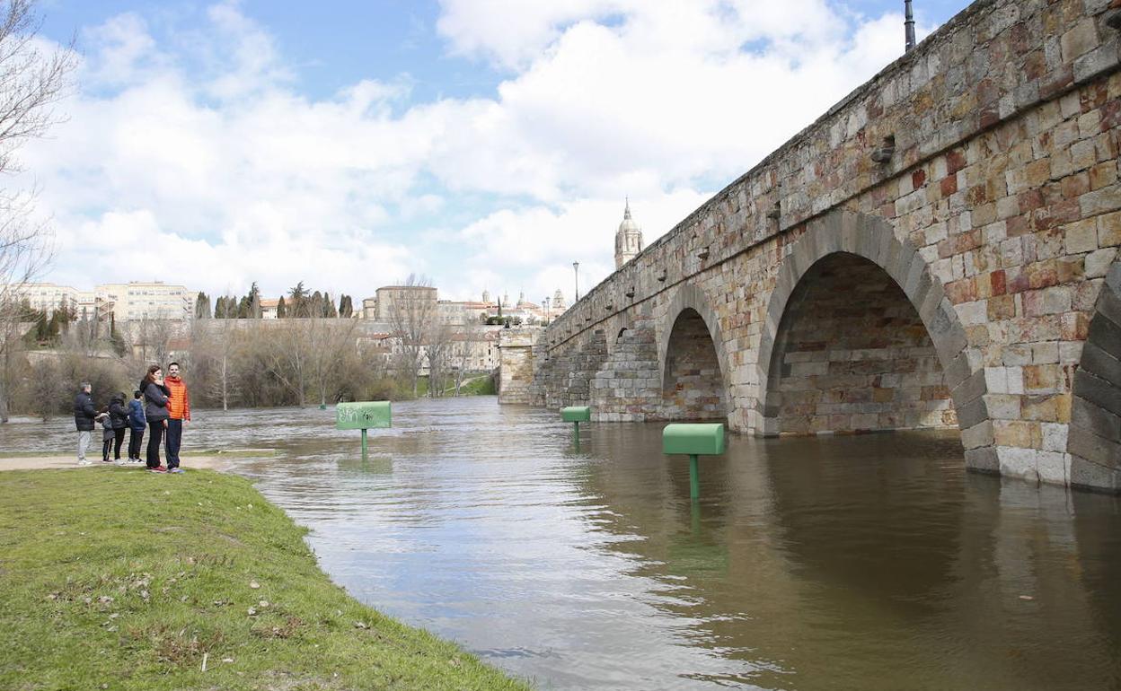 Crecida en el Puente Romano de Salamanca en el año 2018. 