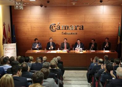 Imagen secundaria 1 - Foto de familia con Mañueco, aspecto de la Cámara, y su presidente, Benjamín Crespo.