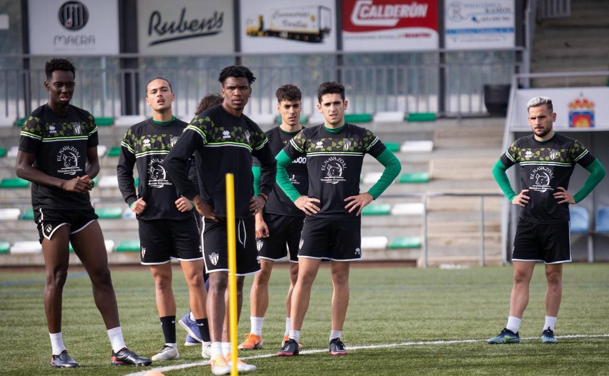 Varios jugadores del CD Guijuelo, durante un entrenamiento. 