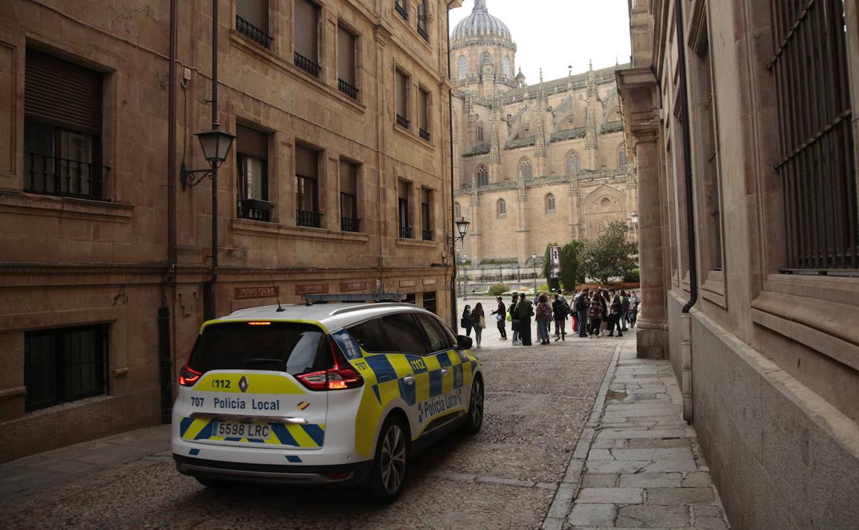 Coche patrulla de la Policía Local en el centro de Salamanca. 