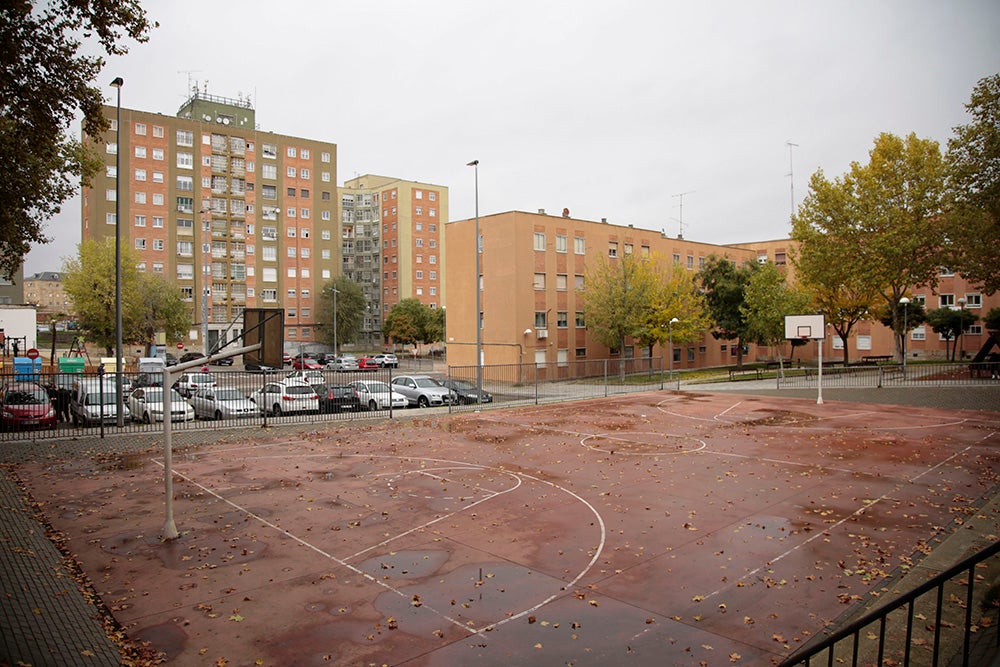 Plazas entre "rascacielos" verdes, pequeños comercios y una gran cantidad de rincones y secretos escondidos en esta zona trastormesina