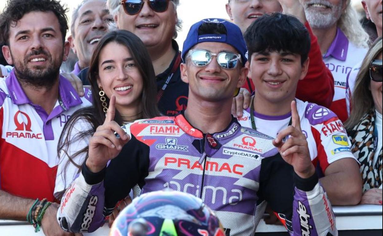 Jorge Martín celebra su pole en el circuito Ricardo Tormo de Cheste.