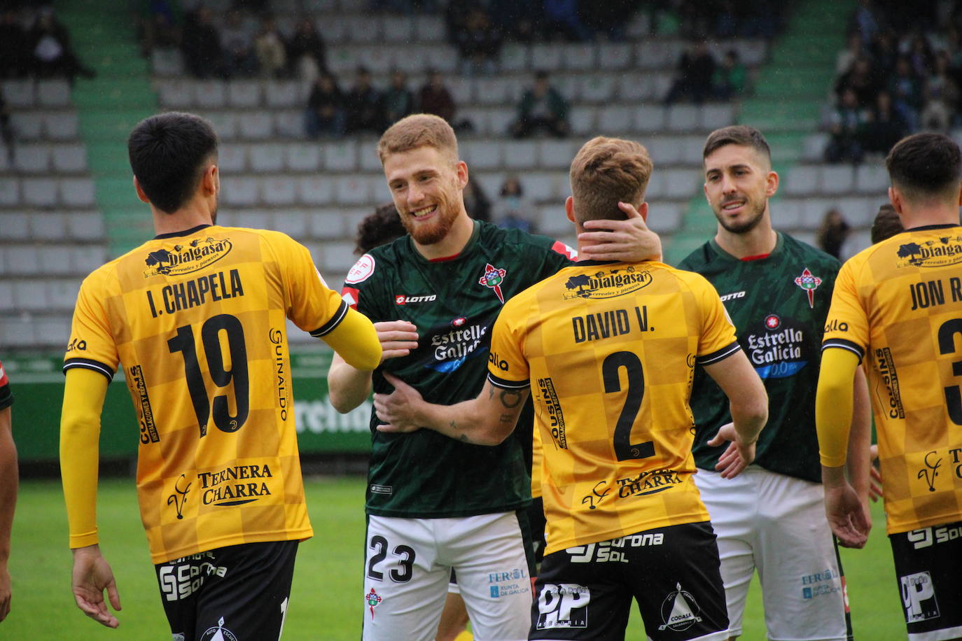 De Miguel dispara para conseguir su gol en A Malata.