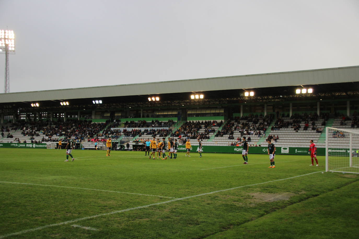 De Miguel dispara para conseguir su gol en A Malata.