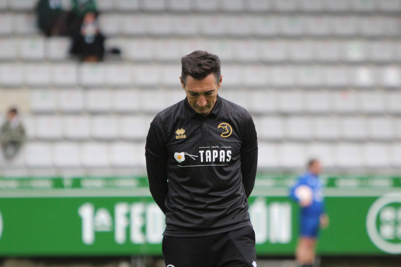 De Miguel dispara para conseguir su gol en A Malata.