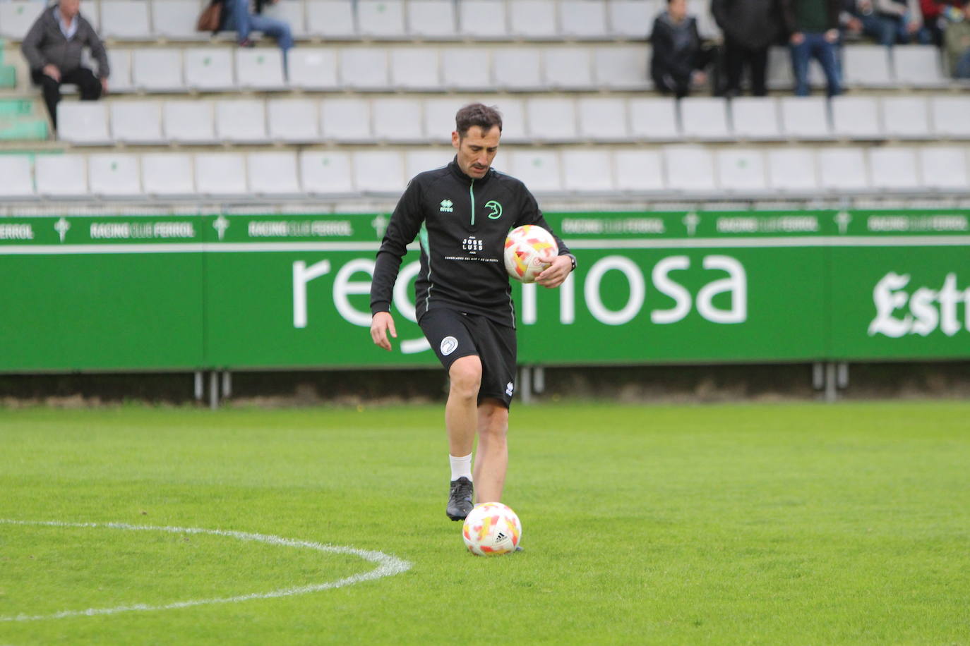 De Miguel dispara para conseguir su gol en A Malata.