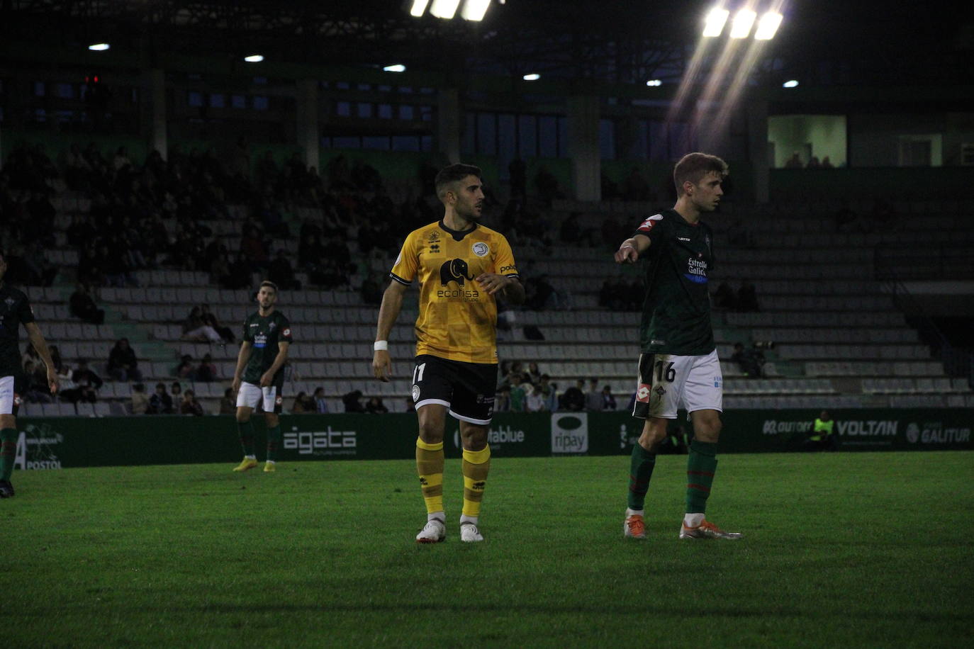 De Miguel dispara para conseguir su gol en A Malata.