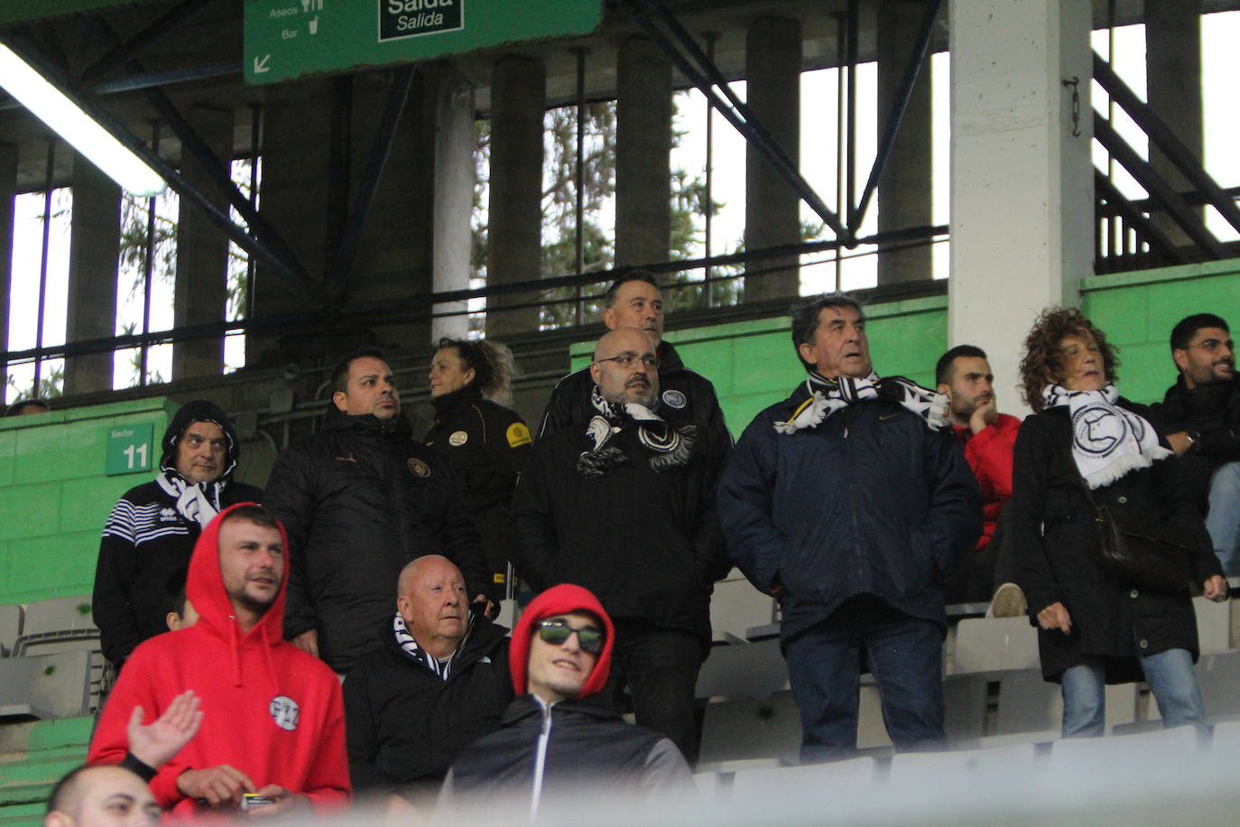 De Miguel dispara para conseguir su gol en A Malata.