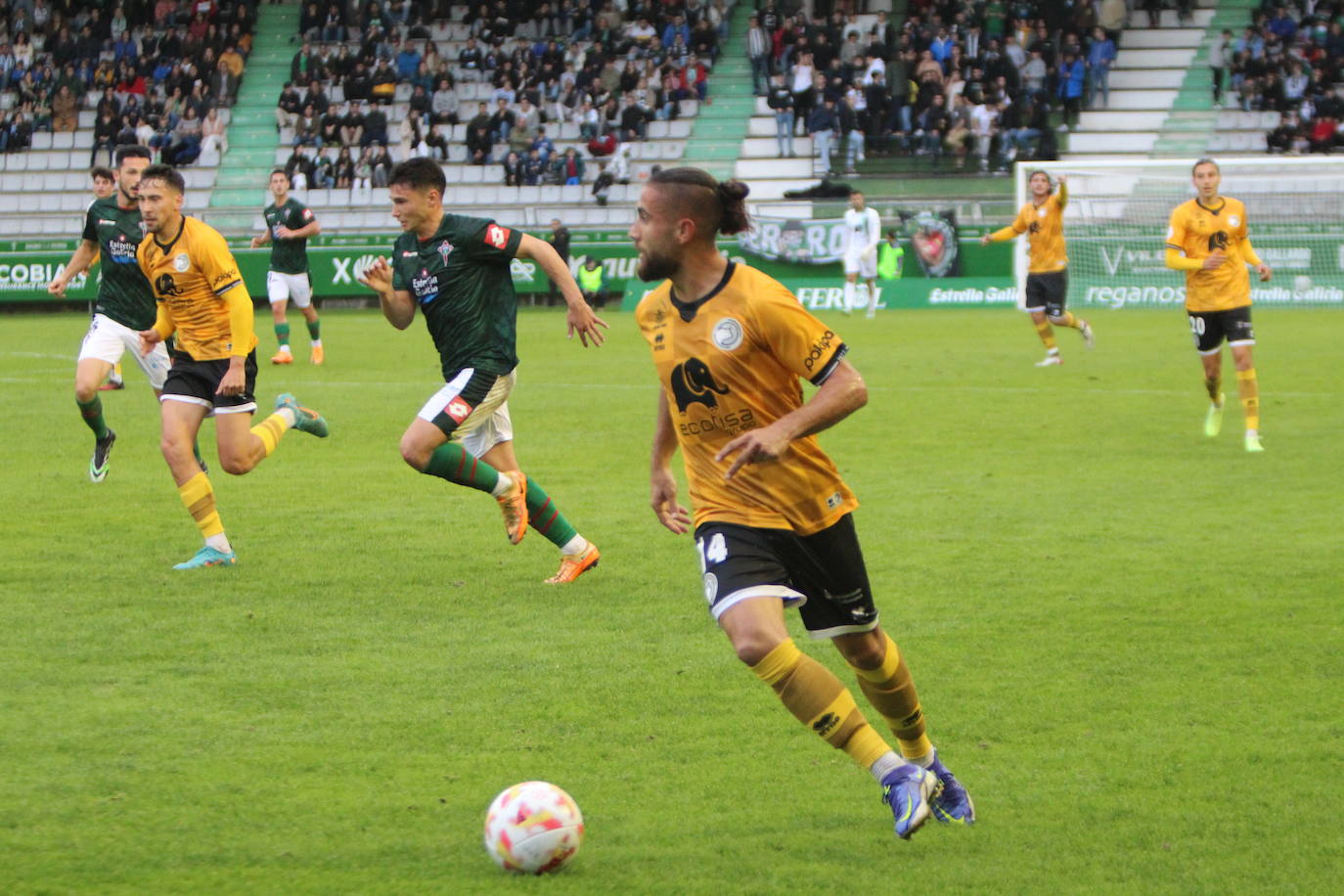 De Miguel dispara para conseguir su gol en A Malata.
